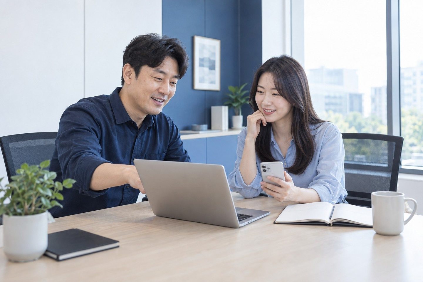 업무 자리에서 노트북 화면을 함께 보는 두 사람 — 신용불량자 PG 카드단말기 무선무선, 사장님 손에 맞게. 연락 주시면 일하는 모습에 맞는 기기를 골라 드립니다.